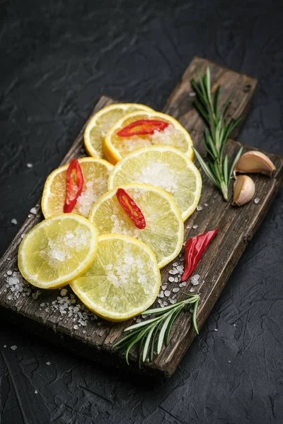 Ingredientes Para Limones Salados Sobre Fondo Oscuro Cocina Marroquí —  Fotos de Stock