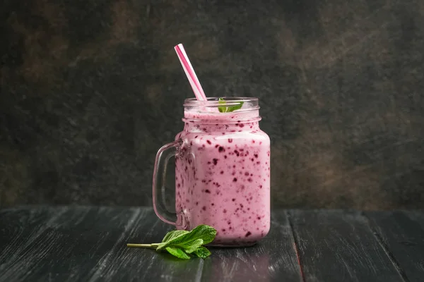 Delicioso Batido Arándanos Tarro Albañil Sobre Fondo Rústico Oscuro Comida — Foto de Stock