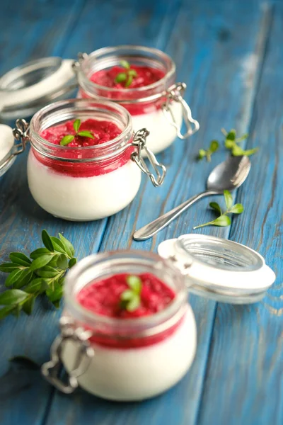 Klassiek Italiaans Dessert Romige Panna Cotta Met Kersensaus Een Blauwe — Stockfoto