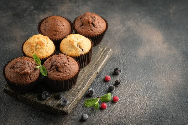 Çikolata Vanilyalı Kekler Arka Planda Koyu Arkaplan Görünümlü Kopya Alanı — Stok fotoğraf