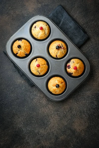 Olika Hemmagjorda Muffins Bakning Skålen Med Bär Choklad Och Mynta — Stockfoto