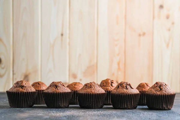 Koyu Arkaplan Fotokopisi Üzerinde Porsiyonlu Bir Tahtada Çikolatalı Vanilyalı Kekler — Stok fotoğraf