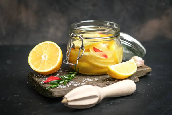 Limones Salados Frasco Vidrio Sobre Fondo Oscuro Cocina Marroquí Fotos de stock