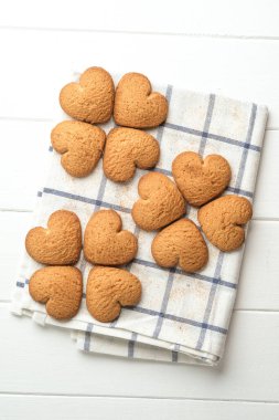 Açık arkaplanda açık peçetede zencefilli kurabiye fotokopi alanı.