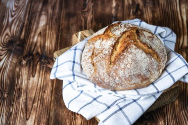 Köy arka planında peçetede nefis ev yapımı ekmek..