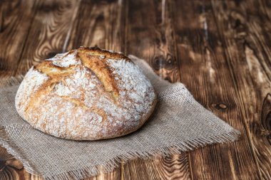 Köy arka planında peçetede nefis ev yapımı ekmek..