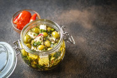 Zeytinyağlı, baharatlı ve güneşte kurutulmuş domatesli Feta. Meze bir Akdeniz mutfağıdır. Üst görünüm kopyalama alanı.