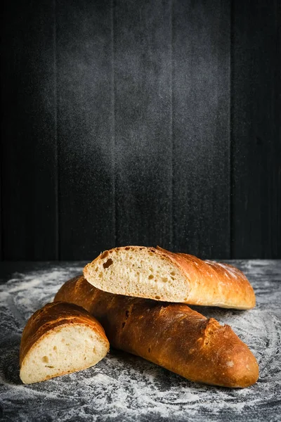 Baguettes Franceses Tradicionales Sobre Fondo Oscuro Vista Superior Espacio Copia Imagen de archivo