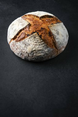 Koyu arkaplanda ev yapımı tahıl ekmeği kopyalama alanı .