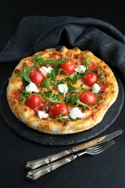 Mozarella, parmesan, sucuk ve roka soslu ev yapımı pizza..