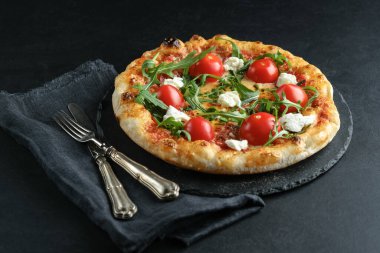 Mozarella, parmesan, sucuk ve roka soslu ev yapımı pizza..