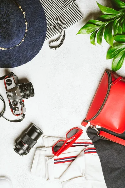 Набір Жіночого Одягу Аксесуарів Літнього Відпочинку Подорожує Червоними Синіми Білими Ліцензійні Стокові Фото