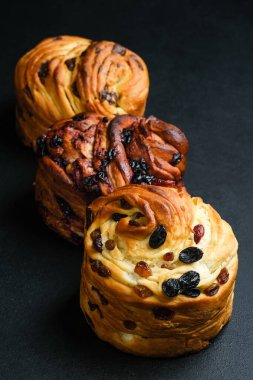 Kurumuş meyveli Cruffinler, çikolatalar ve siyah üzümler..