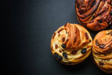 Kurumuş meyveli Cruffinler, çikolatalar ve siyah üzümler..