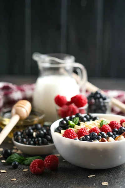Havermout Met Bessen Fruit Een Lichte Achtergrond Gezond Ontbijt — Stockfoto