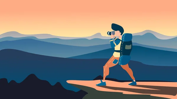 Vektör çizim dağın tepesinde duran backpacker — Stok Vektör