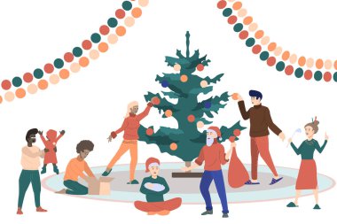 Farklı insanlar büyük bir Noel ağacı süsledi.