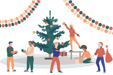 Farklı insanlar büyük bir Noel ağacı süsledi.