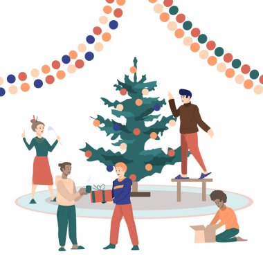 Farklı insanlar büyük bir Noel ağacı süsledi.