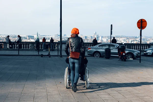 Prise Vue Arrière Une Femme Poussant Fauteuil Roulant Avec Patient — Photo