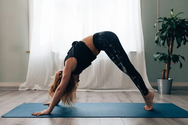 Vue Latérale Une Femme Caucasienne Vêtements Sport Faisant Exercice Yoga — Photo
