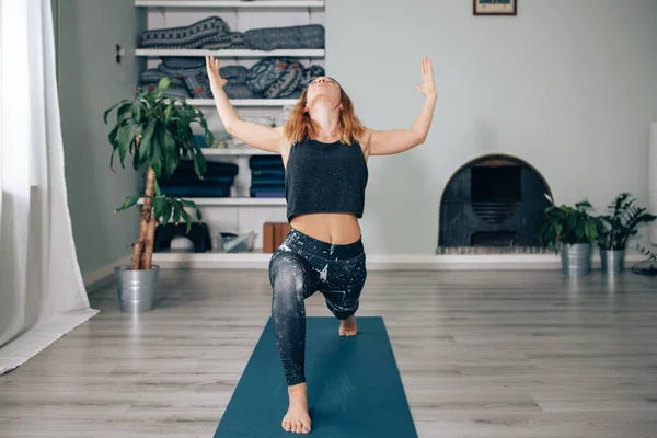 Jeune Professeur Yoga Faisant Des Positions École Yoga — Photo