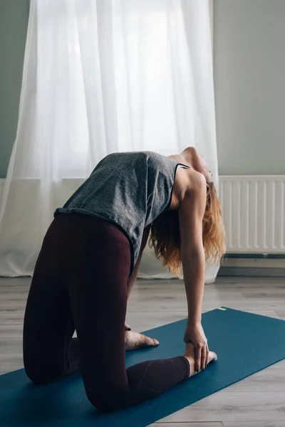 Femme Faisant Yoga Étirant Maison — Photo