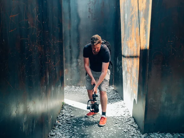 Profesyonel kameraman, profesyonel bir DSR kamera ve gimbal kullanarak video kaydı - blogger - vlogger - hikaye anlatıcı ve gezgin konsepti