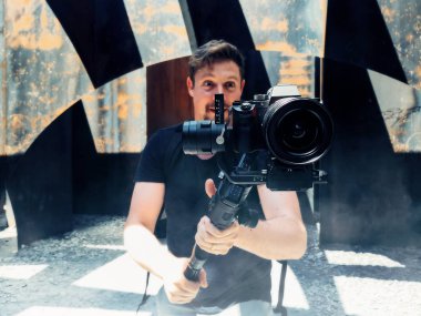 Profesyonel bir kameranın ön planına yaklaşın - bir kameraman video görüntülerini kaydediyor ve yayınlıyor - blogger, vlogger, storyteller ve gezgin konsepti