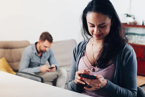 Close Fotografie Krásné Ženy Pomocí Mobilního Telefonu Doma Přítel Nebo — Stock fotografie