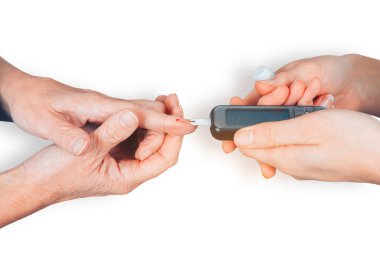 Bir kadın diyabetik hastada glikoz değerlerini test eden bir bebek odasının ellerine yakın çekim - hipoglisemi yeni tıbbi cihazlar konsepti