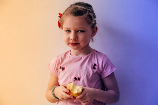 Retrato Uma Menina Comendo Maçã — Fotografia de Stock