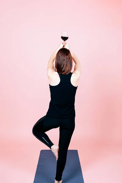 Paspasın üzerinde şarap yogası yapan bir kadının arka plan görüntüsü - kadının arkasına odaklan