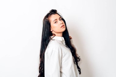 Uzun siyah saçlı şehvetli bir kızın portresi.