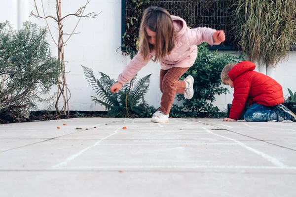 Copii Jucând Hopscotch Într Terasă Aer Liber Imagini stoc fără drepturi de autor