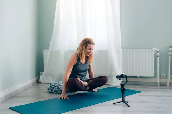 Enseignante Yoga Connectée Depuis Maison Blogging Vlogging Leçon Radiodiffusion Les — Photo