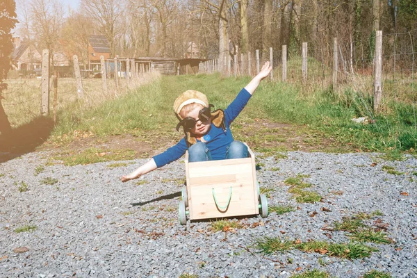 Libertad Infancia Niño Feliz Con Gorra Aviador Soñando Con Volar — Foto de Stock