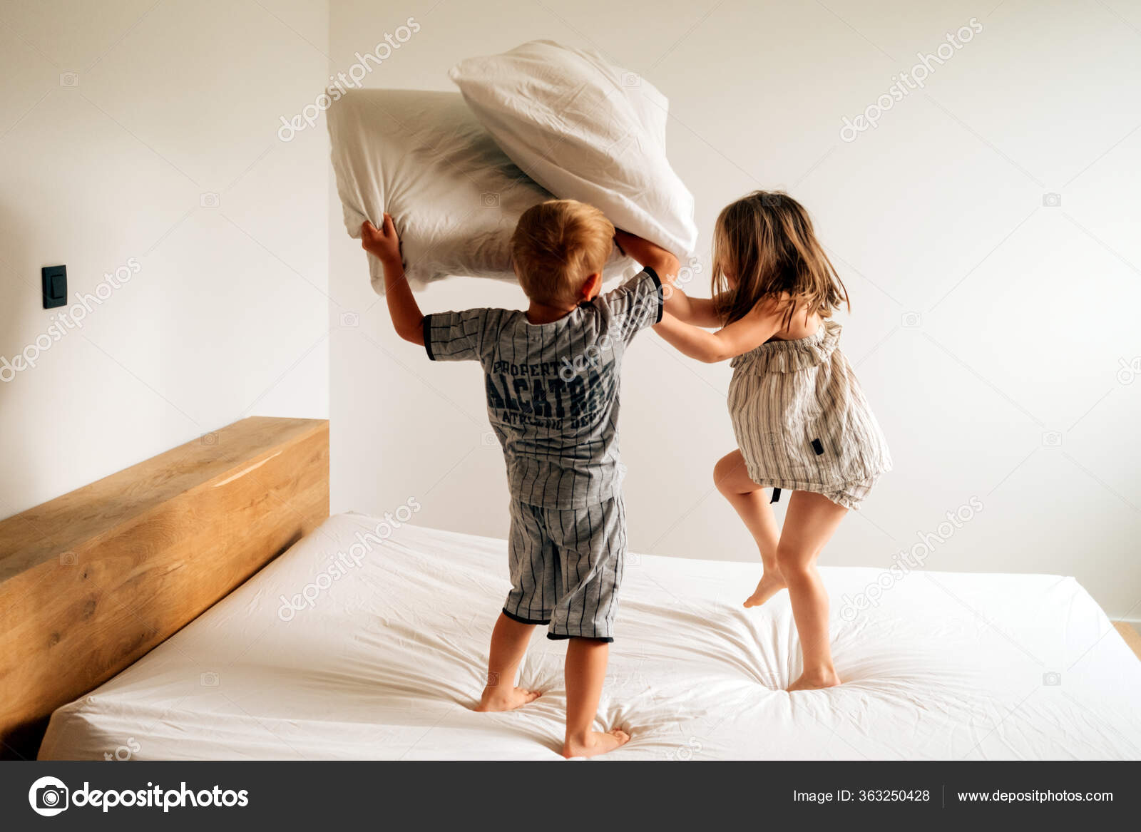 Two Kids Home Having Good Time Playing Pillow Fight Parents — Stock Photo ©  carloprearo #363250428, image size:1600x1167