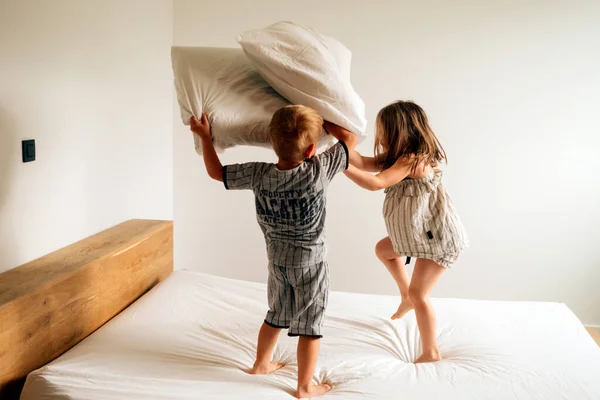 Dos Niños Casa Pasar Buen Rato Jugando Pelea Almohadas Cama —  Fotos de Stock