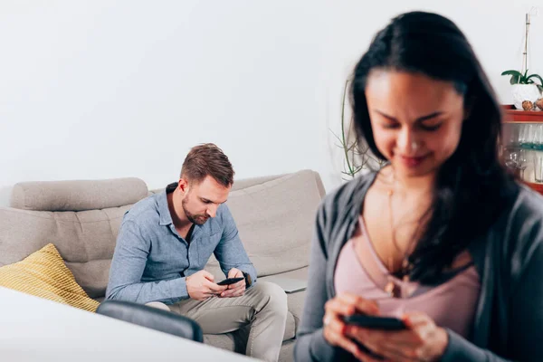 Homem Casal Mulher Sentado Casa Olhando Para Seu Telefone Celular — Fotografia de Stock