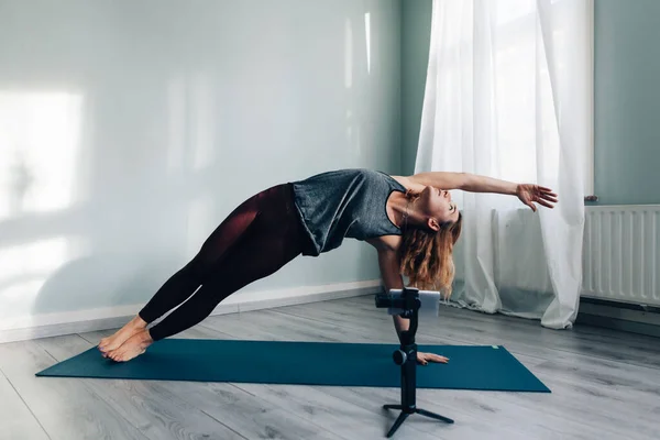 Jeune Femme Vêtements Sport Faire Yoga Bloguer Avec Téléphone Mobile — Photo