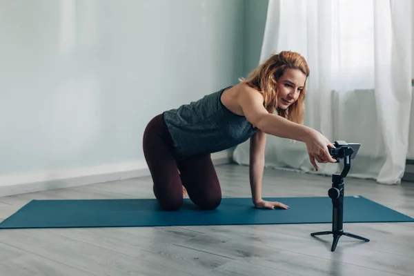 Mettre Accent Sur Premier Plan Une Main Féminine Ajustant Téléphone — Photo