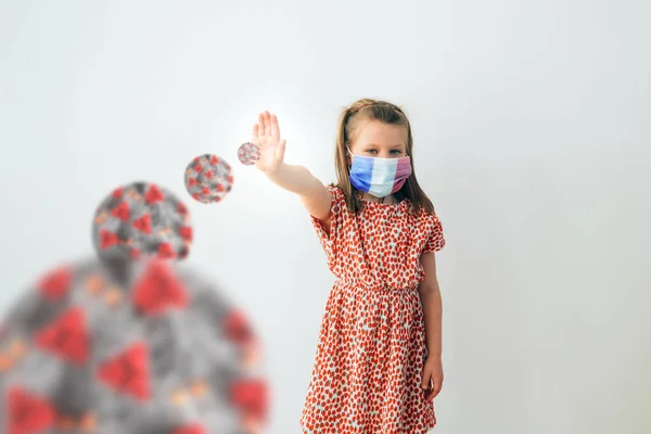 Chica Deteniendo Coronavirus Covid Con Mano Usando Máscara Antivirus Con —  Fotos de Stock