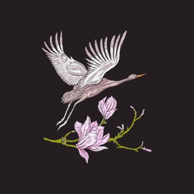 Nakış çiçek ve siyah arka plan üzerine vinç.