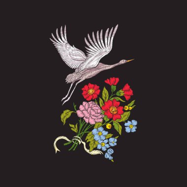 Nakış çiçek ve siyah arka plan üzerine vinç.