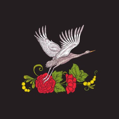 Nakış çiçek ve siyah arka plan üzerine vinç.