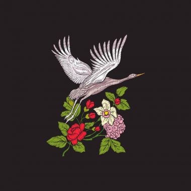 Nakış çiçek ve siyah arka plan üzerine vinç.