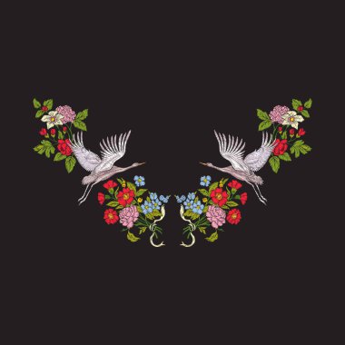 Nakış yaka çiçekleri ve siyah arka plan üzerine vinç ile.