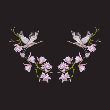 Nakış yaka çiçekleri ve siyah arka plan üzerine vinç ile.