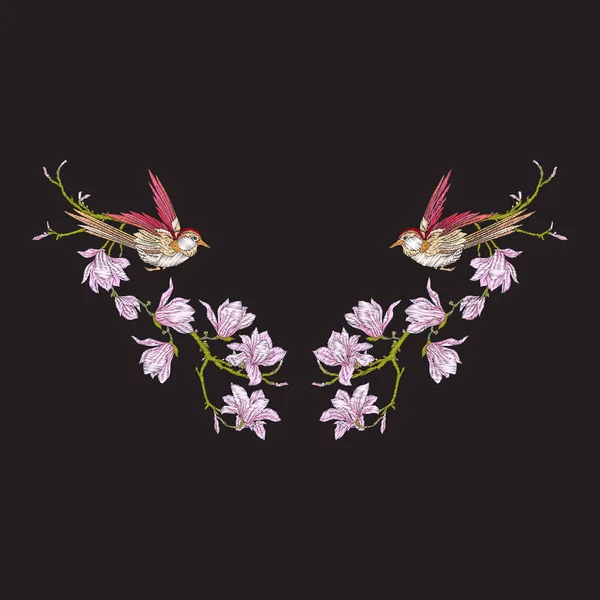 Stickereiausschnitt mit Blumen und Schwalbe auf schwarzem Hintergrund — Stockvektor